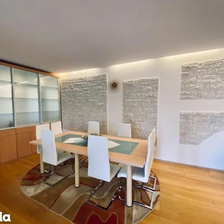 Apartment Apartamnet Lux** 3 Dormitoare *